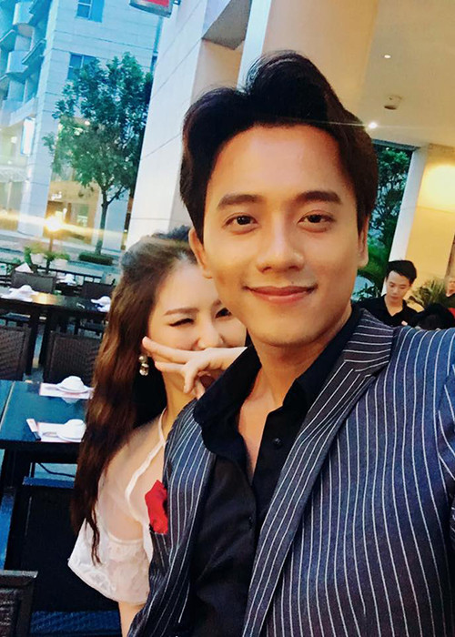 Trước nghi vấn tình cảm, Hương Tràm và Mai Tài Phến đều giữ im lặng dù cả hai tỏ ra khá thoải mái chụp ảnh tình cảm bên nhau.