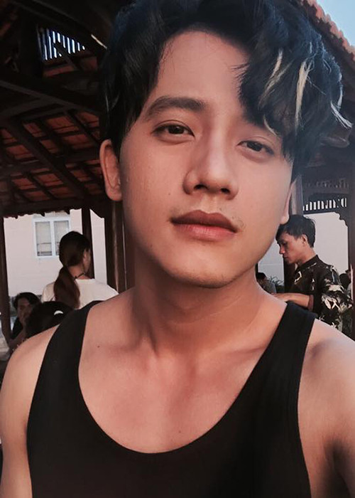 Thân hình của Mai Tài Phến khá săn chắc. Được biết, bạn trai tin đồn của Hương Tràm sinh năm 1991, tại Bạc Liêu.
