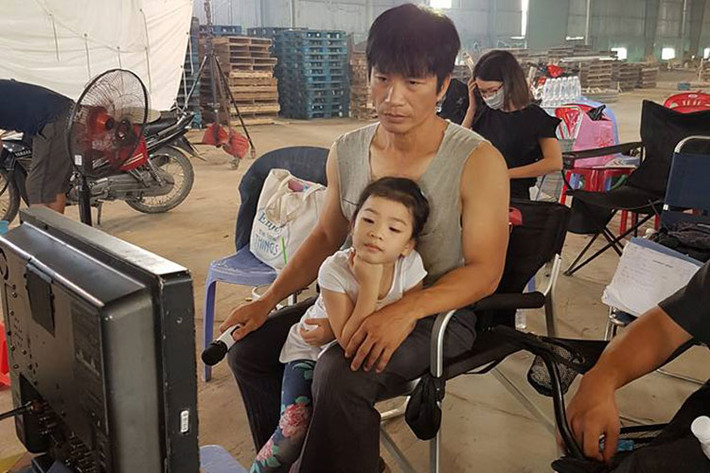 Hot Face sao Việt 24h: Bebe Phạm chia sẻ hình ảnh bé Sky - con gái đầu lòng của cô và Dustin Nguyễn đến thăm bố ở phim trường.