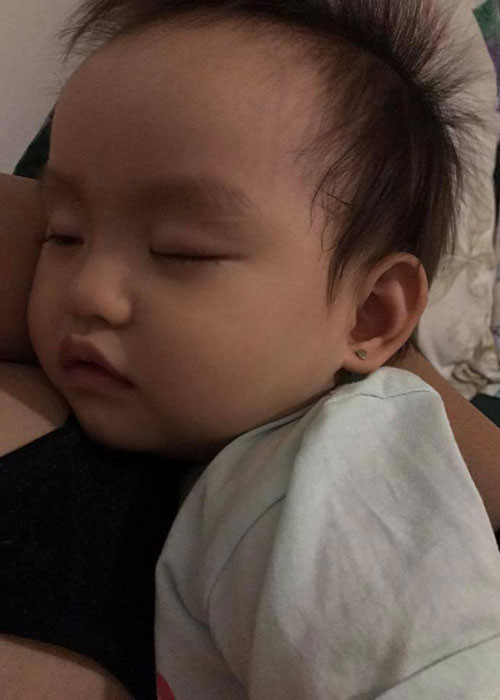 Hồng Quế rất lo lắng và thương con gái bị sốt, ngủ không yên giấc.