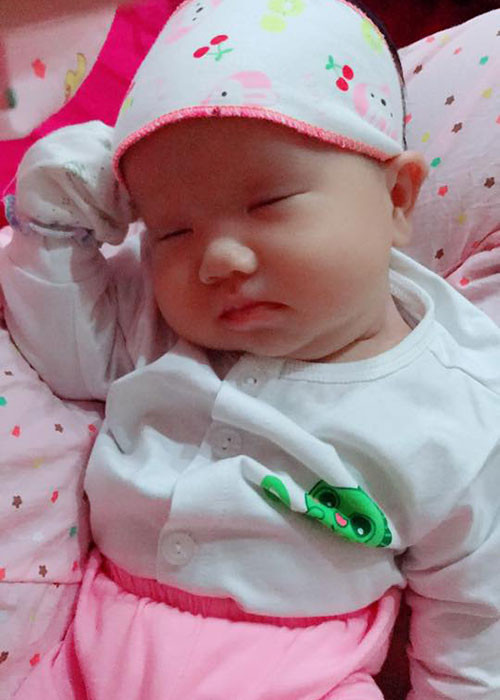 Đào Hoàng Yến khoe con gái sắp tròn 1 tháng tuổi. “Em đang ngủ mà cũng phải tính toán ý. Nghĩ xem hôm đầy tháng mình chắc là vui lắm đây. Ngắm con mà bao nỗi đau tan biến hết”, nữ diễn viên chia sẻ.