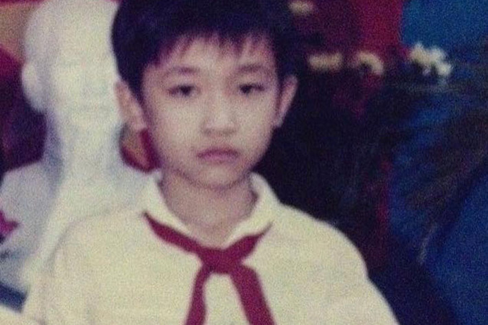 Võ Cảnh tiết lộ thời học sinh của mình. “Năm 2000... Hồi đó học cũng giỏi lắm, càng lớn càng đỡ rồi”, anh viết.