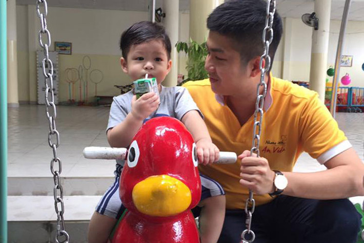 Nhật Kim Anh bận công việc nên nhờ bố mẹ chồng và chồng đưa con trai đến trường trong ngày đầu tiên.