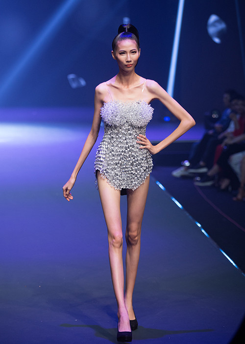 Cao Ngân từng gặp cướp, bị ngã dẫn đến gãy xương và dập phổi sau cuộc thi Vietnam’s Next Top Model 2014. Vì tai nạn này, cô từng có ý định bỏ nghề người mẫu. Gần đây, Cao Ngân bị sụt cân và đang cố gắng tăng cân trở lại.