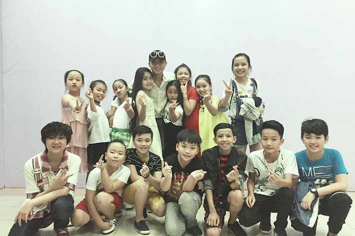 Soobin Hoàng Sơn khoe 15 học trò của mình tại cuộc thi Giọng hát Việt nhí 2017.