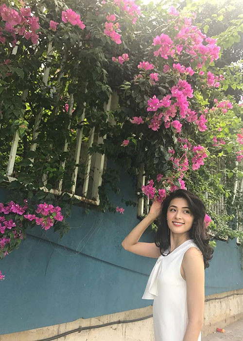 Hạ Vi viết trên trang cá nhân: “Hiền quá thì bị nạt, nói thẳng thì cho là đang tức tối... vậy cứ cười, 1 nụ cười bằng 10 thang thuốc bổ”.