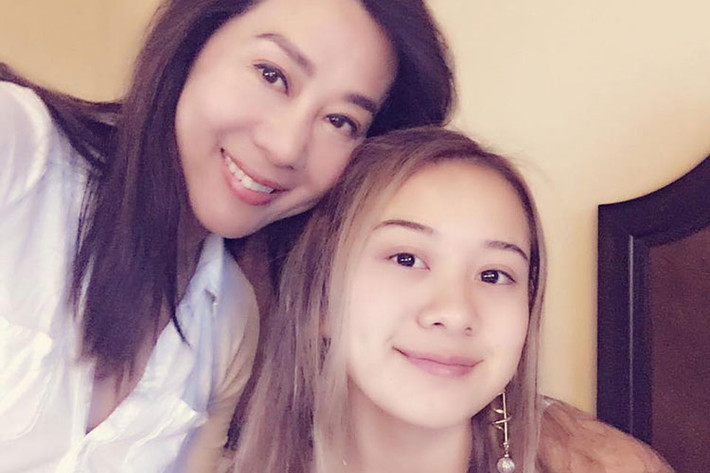 MC Kỳ Duyên mạnh mẽ trong phút chia tay con gái Yenli bắt đầu học ở Anh quốc.