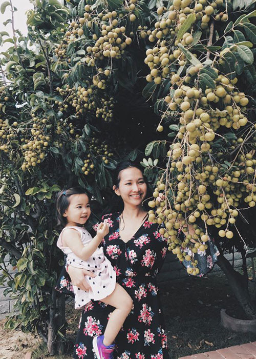 Kim Hiền chia sẻ: “Vườn cây nhà ông bà nội của Yvona đã bắt đầu thu hoạch. Năm nay, trúng mùa nhãn rồi. Thích quá! Lần đầu tiên Yvona được chạm vào trái cây và cảm nhận được cây ăn quả. Và không quên cám ơn con trai của mẹ đã chụp mẹ và em”.