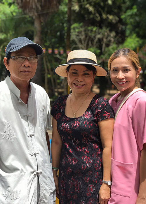 Diễn viên Khả Như khoe bố mẹ kèm status hài hước: “Lâu lắm rồi! Nhà mới có tấm ảnh chung! Cha đẹp trai quá chừng. Mẹ đẹp gái. Nói sao mèo như bông hậu”.