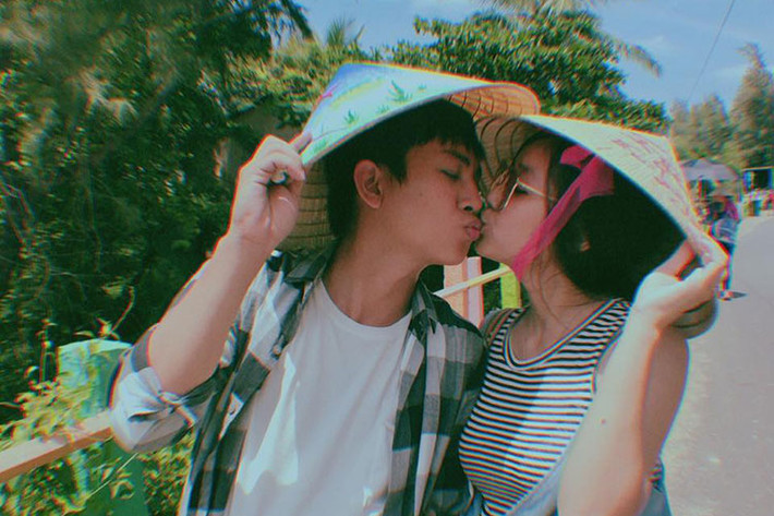 Hoàng Ngọc chu môi hôn Hoài Lâm. “Không trốn tránh nên sẽ tô cho thật đẹp”, bạn gái Hoài Lâm chia sẻ.