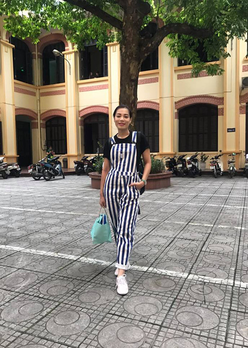 Giảng viên Hồng Nhung đến trường giữa ồn ào. “Xin chào cả nhà. Gầy nhưng tươi”, vợ Xuân Bắc cho hay.