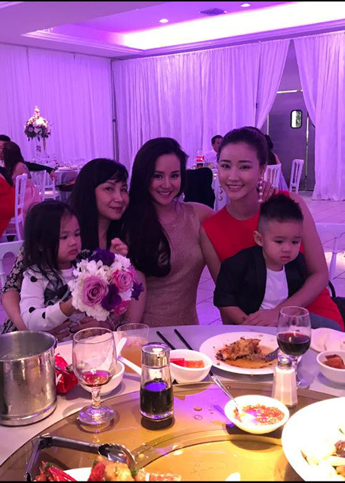 Vy Oanh (ở giữa) hội ngộ Maya (váy đỏ). Theo lời Vy Oanh, con trai của cô và con gái của Maya chơi rất thân.