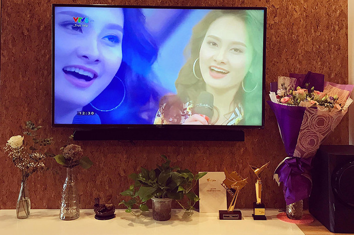 Bảo Thanh “Sống chung với mẹ chồng” khoe 2 chiếc cúp danh giá giành được tại VTV Awards 2017 và Cánh diều vàng 2014.