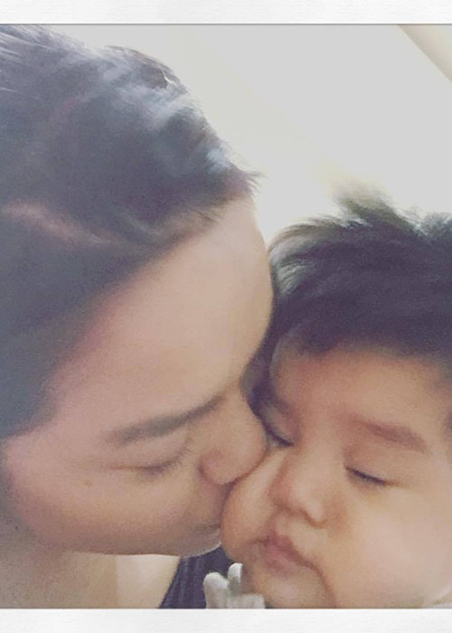 Sao Việt Phạm Quỳnh Anh cưng nựng cô con gái thứ hai. Hiện tại, cô nhóc được 6 tháng tuổi.