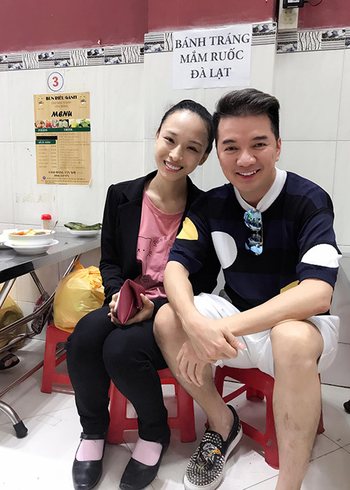 Hot Face sao Việt 24h: Đàm Vĩnh Hưng tình cờ gặp Hoa hậu Phương Nga khi đi ăn bún riêu. Theo lời Mr Đàm, Phương Nga cảm ơn anh vì những lời bênh vực cô giữa ồn ào.