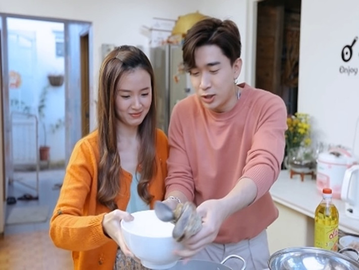 Năm 2020, Chi Dân gây chú ý khi tham gia chương trình của Midu. Cả hai tương tác rất ăn ý trong chương trình. Ảnh: Người đưa tin