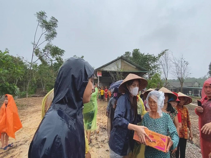 "…Tiên chỉ là 1 cá nhân và Tiên sẽ làm việc theo cái tâm của 1 cá nhân mong muốn giúp đỡ cộng đồng, tiền trao tận tay để giúp đỡ bà con, không thông qua 1 tổ chức nào cả và cũng không tạo ra 1 tổ chức nào cả. Tiền người dân gửi cho Tiên đi trực tiếp giúp đỡ, là Tiên phải cầm đi, dù có cực đến mấy. Nếu giao cho 1 cơ quan tổ chức nào thì khác gì Tiên lừa họ?”, nữ ca sĩ viết.