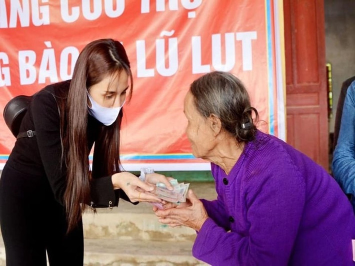 "…Tiền còn kiếm được chứ tình cảm khó có. Tiền người ta gửi mình một đồng cũng rất nặng, làm sai mang tội. Mình nghĩ pháp luật cũng có tình và lý, mình làm theo cái tình “lá lành đùm lá rách” như bao sách giáo khoa khi học ở trường, không làm gì sai thì mình không sợ", Thủy Tiên nói.