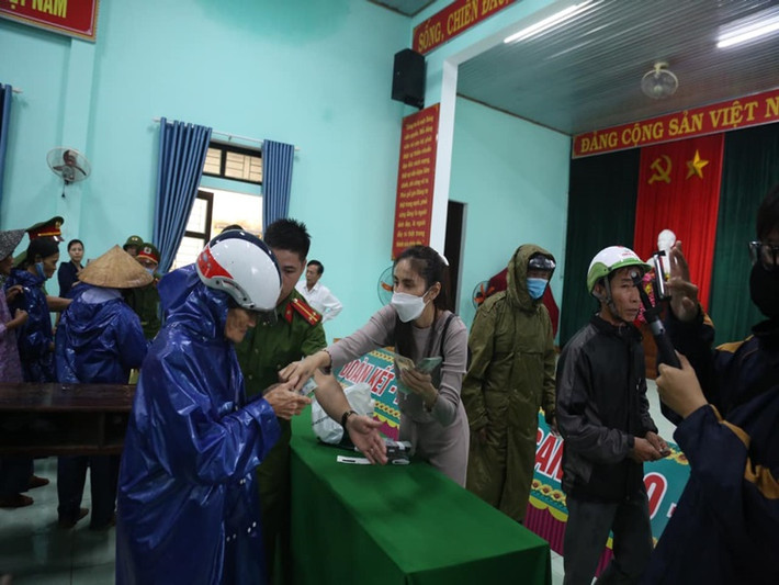 Giữa ồn ào, Thủy Tiên bị không ít cư dân mạng “đào lại” các phát ngôn về từ thiện. Theo Người lao động, Thủy Tiên từng chia sẻ lý do muốn tự làm thiện nguyện: "Qua một tổ chức thì rất phụ thuộc và phức tạp, mình không kiểm soát được. Do có một số tổ chức từ thiện họ lấy 20% làm phí lãi vận hành tổ chức. Thôi ráng cực tự tay làm để đảm bảo không mất một đồng nào từ những người đã đặt niềm tin và gửi gắm vào mình".