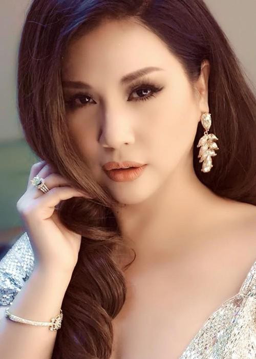 Em gái Cẩm Ly lập tức đáp trả antifan: “Tại sao phải nghi kỵ, đay nghiến, trách móc, ganh ghét với người còn đang sống. Để được gì? Sao không yêu thương nhau, cho nhau những lời hay ý đẹp, để rồi khi họ mất đi bạn không hối tiếc. Những câu chuyện xảy ra trong cuộc sống hằng ngày, chúng tôi gặp nhau kể cho nhau nghe, chia sẻ cười nói, cho nhau những câu xin lỗi, đừng buồn, tôi vô tình, tôi rất thương bạn và cảm ơn. Chứ chúng tôi không cần mỗi ngày khi không lại lên Facebook viết kể lể cho mọi người nghe. Hãy tập sống vị tha, mở rộng trái tim mình để không hối tiếc mai này”. Ảnh: Người lao động