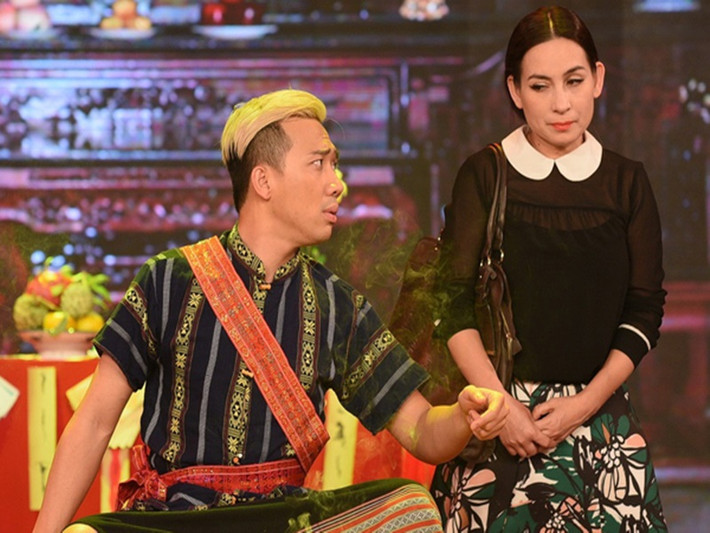 Trấn Thành lại bị trách móc về việc gọi Phi Nhung là bạn thay vì chị dù kém nữ ca sĩ nhiều tuổi. Nam nghệ sĩ hài phân trần: "Nghệ sĩ luôn muốn mình trẻ và họ luôn xưng hô theo cảm nhận từ tâm hồn của đối phương chứ không xưng hô theo tuổi tác. Mong các bạn hiểu cho". Ảnh: Vietnamnet