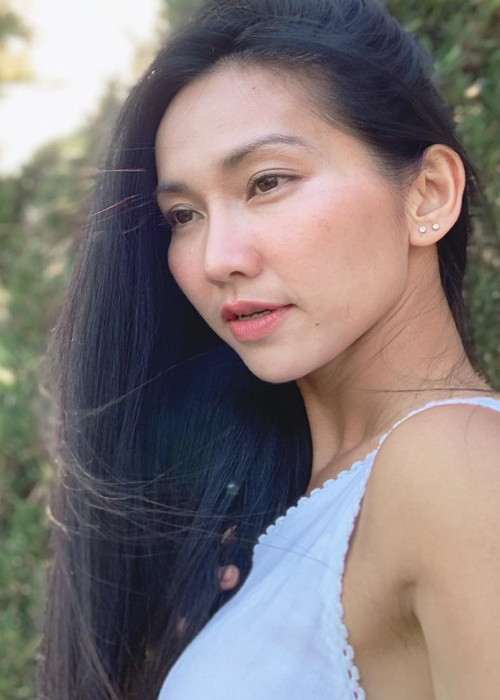 Kim Hiền đáp trả antifan: "Đây là cái máy nó setup trong Facebook bạn ơi! Mong bạn trước khi viết ra hãy nghĩ bạn không phải là mình, cũng như mình không thể là bạn mà nói cảm xúc hay nói bất cứ điều gì! Ở Mỹ mình học 1 điều tôn trọng suy nghĩ và đừng đọc giùm suy nghĩ người khác, thay vào đó hãy tự nhắc bản thân mình đã làm gì tốt cho 1 ngày! Chào bạn! Và mình nói luôn! Giờ chúng ta khác nhau rất nhiều!". Ảnh: FB Kim Hiền