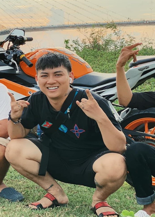 Trên trang cá nhân, Hoài Lâm vừa đăng tải hình ảnh bên bạn bè. Bức ảnh gây chú ý bởi ngoại hình phát tướng của nam ca sĩ ở tuổi 26. Ảnh: FB Hoài Lâm