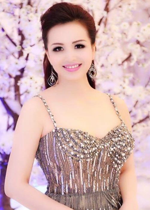 Diệu Hoa thông thạo 5 ngoại ngữ Anh, Nga, Pháp, Ấn Độ và Thái Lan. Năm 2006, Hoa hậu Việt Nam 1990 được ghi vào sách kỷ lục Việt Nam với tư cách "Hoa hậu thông thạo nhiều thứ tiếng nhất". Ngoài ra, Hoa hậu Diệu Hoa còn có bằng thạc sĩ kinh doanh tại Thái Lan. Ảnh: FBNV