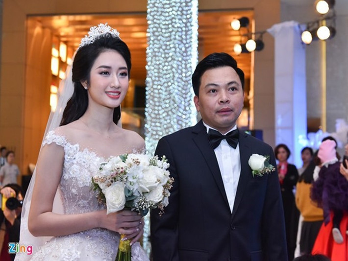 Năm 2017, Hoa hậu Bản sắc Việt toàn cầu 2016 kết hôn với doanh nhân Doãn Phương - nguyên Tổng giám đốc Tập đoàn FLC. Sau khi lập gia đình, Thu Ngân sống kín tiếng, hạn chế tham gia showbiz và tập trung vào công việc kinh doanh. Ảnh: Zing