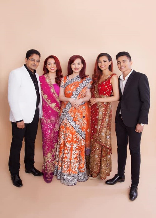 Con gái đầu của Diệu Hoa sinh năm 1997, tên tiếng Việt là Diệu My, đã ra trường, hiện tại làm việc tại một tập đoàn lớn ở New York, Mỹ. Con gái thứ hai của Diệu Hoa sinh năm 1998, tên tiếng Việt là Diệu Ly, đang học chuyên ngành về marketing, truyền thông và điện ảnh. Cậu con trai út của Diệu Hoa tên Hoàng Phi. Ảnh: FBNV