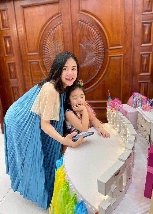 Vân Trang nhắn nhủ con gái đầu lòng: “Chúc mừng sinh nhật con gái yêu của mẹ. Đồng hành cùng con suốt 5 năm, không bỏ lỡ giai đoạn lớn lên nào của con là khoảng thời gian hạnh phúc nhất của mẹ. Chúc con gái của mẹ luôn vui vẻ và hạnh phúc trong vòng tay thương yêu của gia đình to lớn của mình. Mẹ mong con luôn là đứa bé vô cùng tình cảm như con vẫn đang như vậy. Mẹ yêu con”. Ảnh: FB Vân Trang