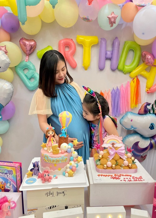 Nữ diễn viên khoe bụng bầu vượt mặt bên chồng con. Ảnh: FB Vân Trang