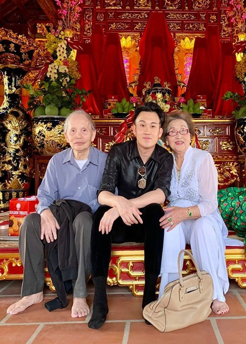 Tối ngày 6/10, bố nghệ sĩ Hoài Linh qua đời tại TPHCM, hưởng thọ 85 tuổi. Dương Triệu Vũ - em trai của Hoài Linh đau buồn chia sẻ: “Thương và suốt đời mang ơn bố”. Ảnh: FB Dương Triệu Vũ