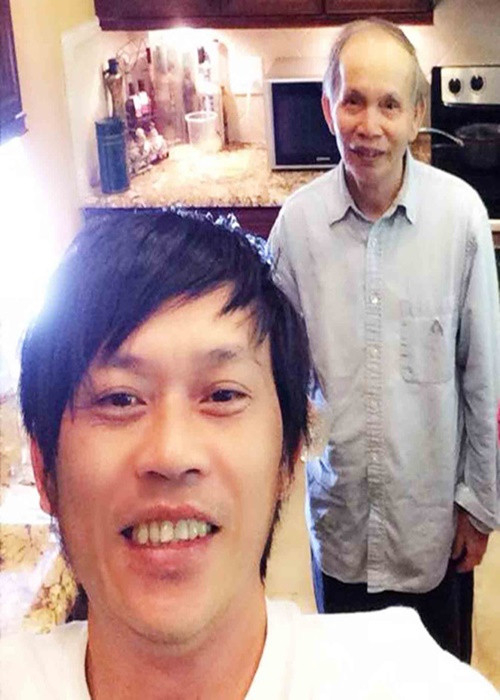 Khi Hoài Linh quyết định theo nghệ thuật, gia đình của anh không ủng hộ. “Lúc Linh quyết định theo nghề này, gia đình cản lắm, hành trang lên đường sang California theo nghiệp diễn của Linh chỉ có 300 USD… Mấy người cũng nói là nhiều nghệ sĩ cả chục năm trời không nổi tiếng, Linh qua đó có 1 năm mà đã được diễn, được biết tới, thôi cho Linh nửa năm nữa mà không kiếm được tiền thì nói Linh về. Xong nửa năm nữa thì Linh nổi tiếng thật”, bố nghệ sĩ Hoài Linh chia sẻ trên Vietnamnet. Ảnh: Người lao động