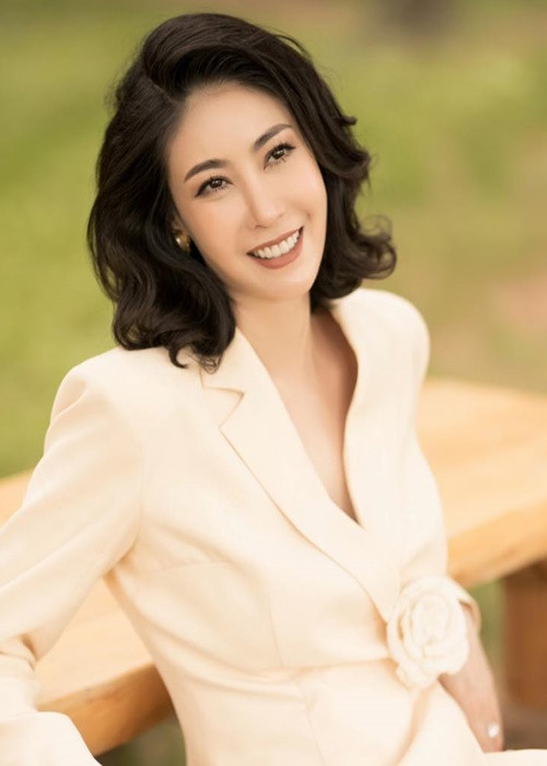 Theo Tiền Phong, trong lịch sử của Hoa hậu Việt Nam, Hà Kiều Anh là hoa hậu đầu tiên trong các Hoa hậu Việt Nam được mời làm giám khảo của cuộc thi. Ban giám khảo Hoa hậu Việt Nam khi đó gồm NSND Trà Giang, nhạc sĩ Trịnh Công Sơn, giáo sư Nguyễn Quang Quyền, nhà báo Nguyễn Công Khế, nhiếp ảnh gia Mai Nam, Nhà thiết kế Minh Hạnh,… Các thành viên này đã nhận định rằng mời Hà Kiều Anh là đúng vì cô có những nhận xét tinh tế về cái đẹp, tính tình lại cởi mở, không thiên vị. Ảnh: FB Hà Kiều Anh