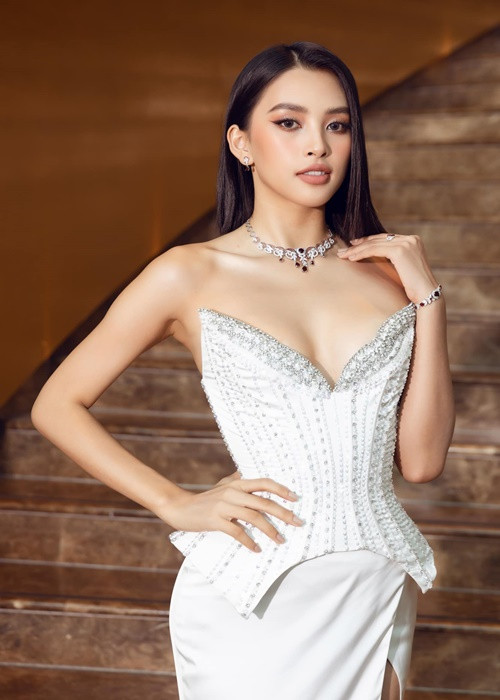 Trong dàn 4 hoa hậu làm giám khảo, Tiểu Vy và Lương Thùy Linh nhỏ tuổi nhất. Cả hai cùng sinh năm 2000, gia nhập làng giải trí được ít năm. Ảnh: BTC