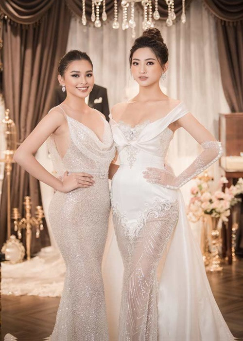 Tiểu Vy và Lương Thùy Linh đều tỏ ra tự tin sẽ làm tốt vai trò giám khảo. Lao động dẫn lời Tiểu Vy: “Tôi đã đăng quang hoa hậu được 3 năm, bản thân cũng hoạt động trong các lĩnh vực giải trí, thời trang và cộng đồng. Tôi cũng làm giám khảo các cuộc thi sắc đẹp, dù nó chỉ có quy mô nhỏ nhưng trọng trách tìm chủ nhân chiếc vương miện đều như nhau. Khi làm giám khảo tôi có đủ kinh nghiệm để tích lũy cho cuộc thi này". Ảnh: Dân Việt