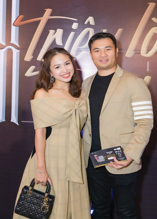 Chia sẻ về chuyện tình với Vân Hugo, doanh nhân Hùng Cường cho biết, cả hai có hoàn cảnh giống nhau nên rất dễ đồng cảm với nhau.