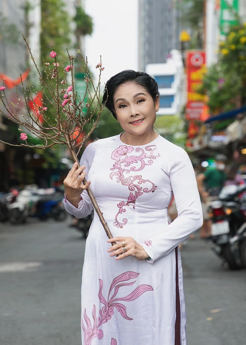 Hồng Nhung sớm giã từ sân khấu sau khi cuộc hôn nhân với nghệ sĩ Quang Minh tan vỡ. Ảnh: Phụ Nữ Việt Nam.