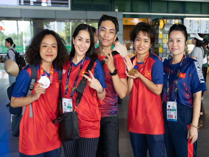 Giữa tháng 5, Khánh Thi đồng hành và hỗ trợ cho đoàn Dancesport - Breaking Việt Nam ở SEA Games 32. Ảnh: FBNV.