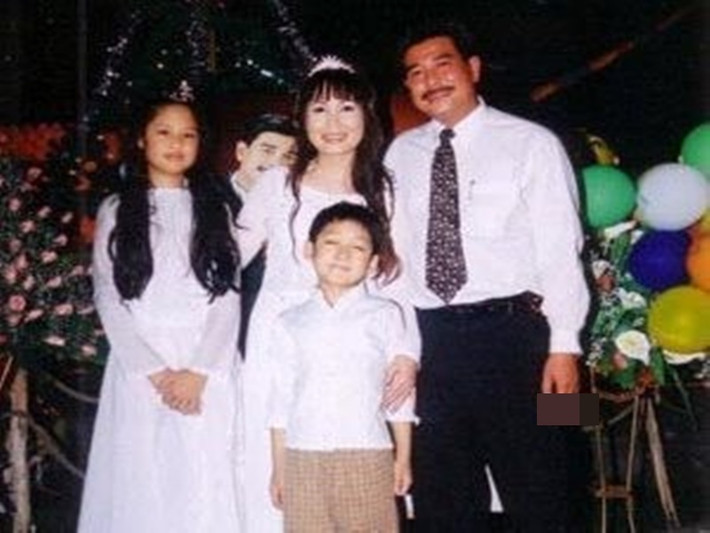 Lê Tuấn Anh quan tâm chăm sóc Hoàng Châu và Khôi Nguyên - hai con riêng của Hồng Vân như con ruột của mình. Trong cuộc phỏng vấn với Zing, Khôi Nguyên cho biết, anh rất ngưỡng mộ ba của mình và cảm thấy hạnh phúc khi là con trai của nghệ sĩ Lê Tuấn Anh. Ảnh: Tiền Phong.