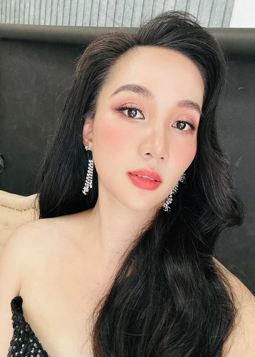 Trước nhan sắc xinh đẹp của Quỳnh Quỳnh sau khi trang điểm, Lê Dương Bảo Lâm không khỏi ngỡ ngàng. Anh khen vợ xinh như Hoa hậu Khánh Vân.