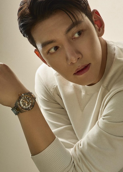 Mới đây, tờ South China Morning Post công bố 10 nam diễn viên Hàn nổi tiếng nhất mọi thời đại. Ji Chang Wook là một trong số đó. Nam diễn viên sinh năm 1987 từng đóng Cười lên Donghae, Hoàng hậu Ki, Mật danh K2, Cứu thế. Ji Chang Wook không chỉ tài năng mà còn sở hữu gương mặt điển trai, cơ thể săn chắc. Ảnh: FBNV.