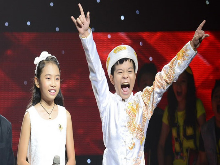 Tham gia cuộc thi The Voice Kids - Giọng hát Việt nhí 2013, Quang Anh giành ngôi vị cao nhất còn Phương Mỹ Chi đoạt danh hiệu á quân. Ảnh: Hà Nội Mới.