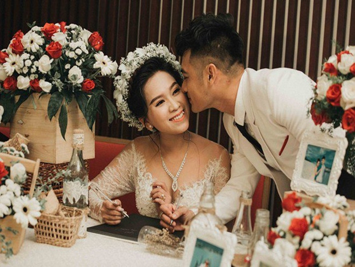 Năm 2017, ca sĩ Hồng Phượng - cháu gái NSƯT Vũ Linh tổ chức đám cưới với diễn viên Long Hồ sau 4 năm hẹn hò. Ảnh: Khám Phá.