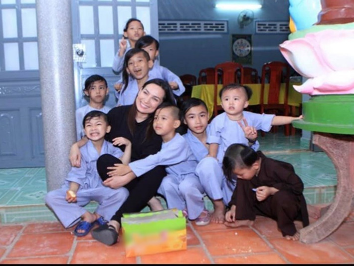 Sau hơn 1 tháng điều trị COVID-19, nữ ca sĩ Phi Nhung qua đời. Khi còn sống, cô có 1 người con ruột và 23 người con nuôi. Nữ ca sĩ từng thừa nhận, áp lực lớn nhất đối với cô là nuôi dạy các con nên người.