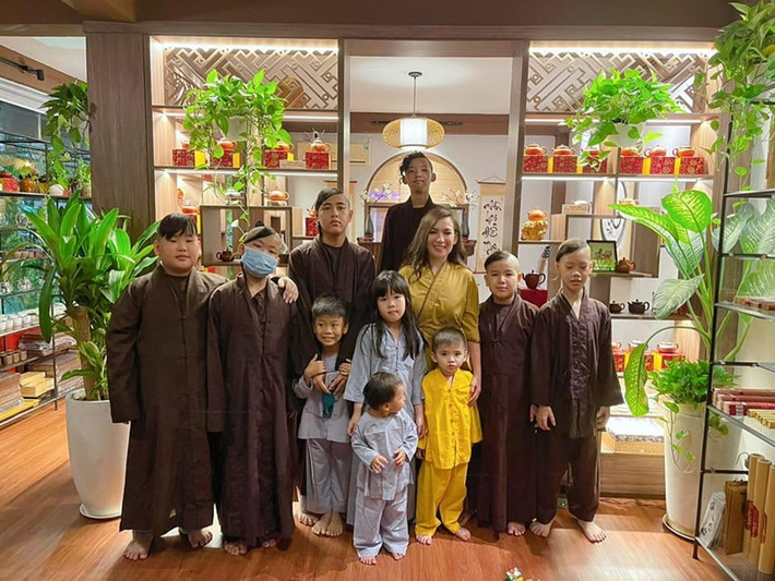 Nữ ca sĩ cho biết, cô dạy con theo cách ở bên Mỹ. “Tôi phải làm sao để con khi qua tuổi 18 sẽ là người tốt, khi bước ra đời sẽ là người hiểu biết", Phi Nhung bày tỏ.