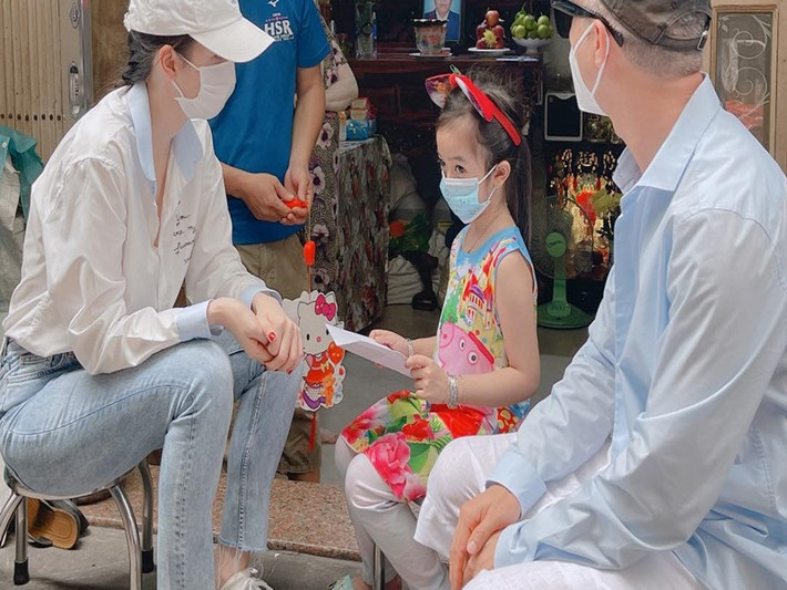 Trên trang cá nhân, Ngọc Trinh cho biết, cô tặng 73 suất học bổng năm học 2021-2022 cho các em nhỏ mồ côi vì dịch bệnh tại TP HCM.