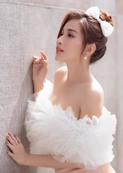 Nữ diễn viên sinh năm 1987 vẫn chưa lập gia đình. Khả Như khá lận đận trong đường tình duyên. Cô từng yêu một người trong một năm. Dù định làm đám cưới nhưng cô và bạn trai chia tay vì Khả Như không muốn lấy chồng nữa. Lên Sài Gòn, Khả Như quen tiếp một người khác trong 5 năm. Đến khi sắp kết hôn, nữ diễn viên sợ hôn nhân không hạnh phúc nên chia tay. Diễn viên Khương Ngọc là mối tình thứ tư của Khả Như. Cả hai hẹn hò vào cuối năm 2015. 1 năm sau, Khả Như chia tay Khương Ngọc.
