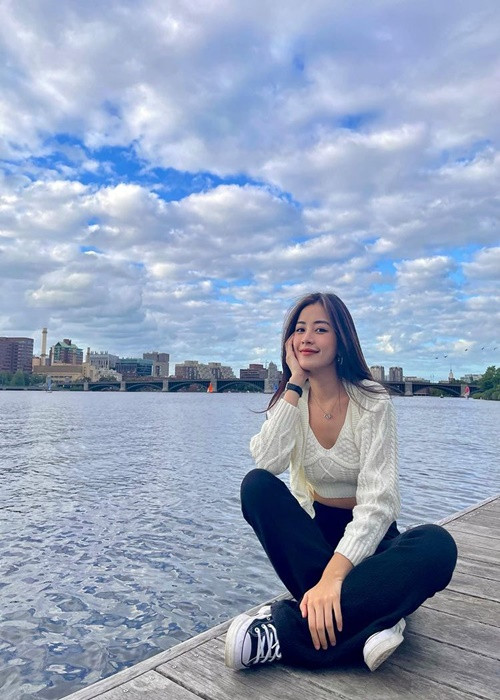 Một số người đồn đoán Chi Pu ở Mỹ để du học hoặc quay MV. Có ý kiến phỏng đoán nữ ca sĩ rời showbiz định cư ở xứ cờ hoa.